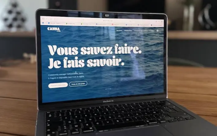 Le site CAHYA com réalisé par Kano, affiché sur un ordinateur portable : « Vous savez faire. Je fais savoir. »