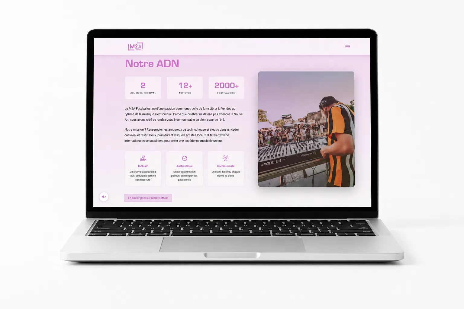 Mockup MacBook Air affichant le site M2A Festival — réalisation KANO, agence web à Angers