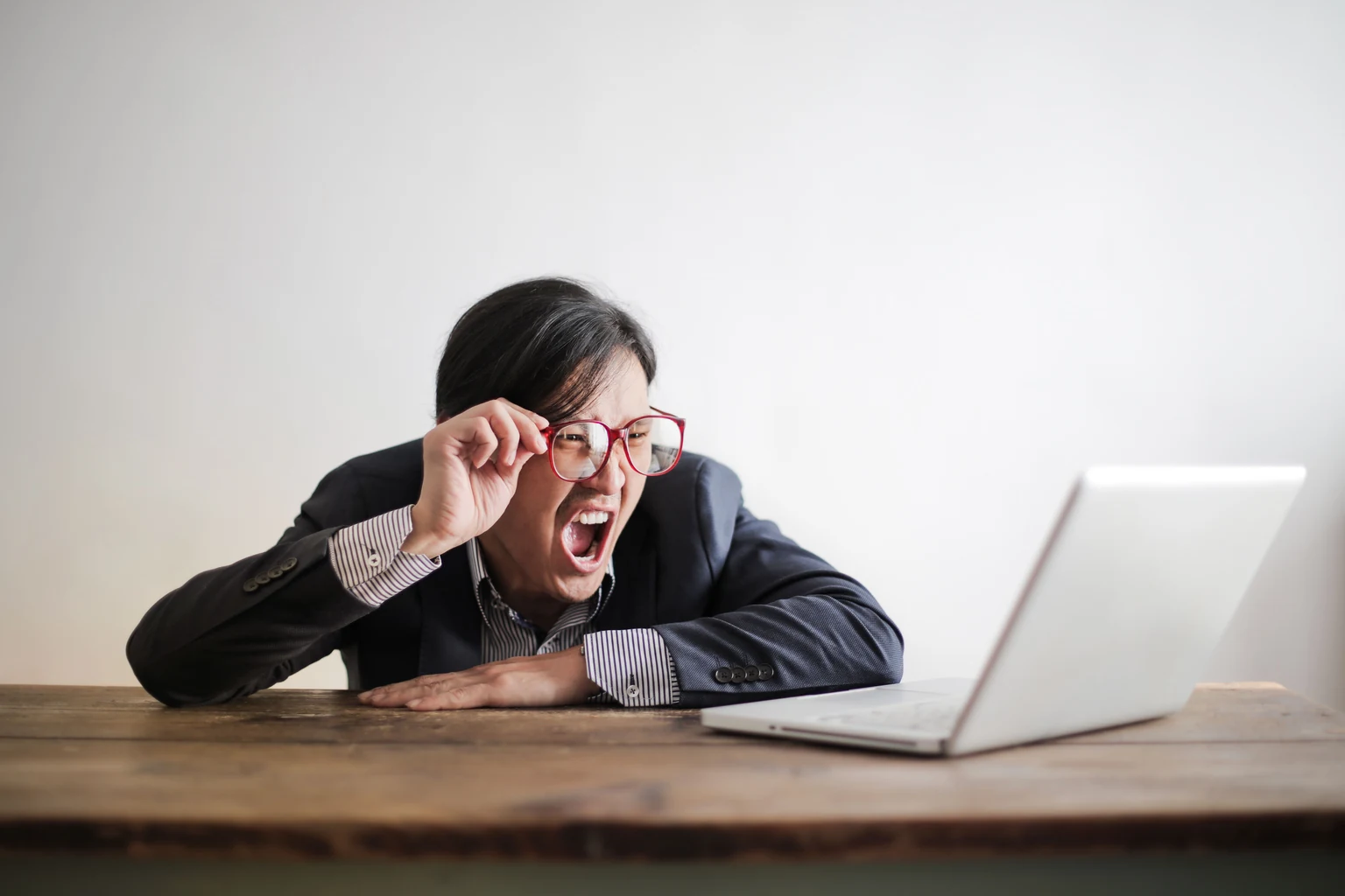 Homme exaspéré devant son ordinateur — ce que ressent un visiteur face au site web mal conçu d'un artisan