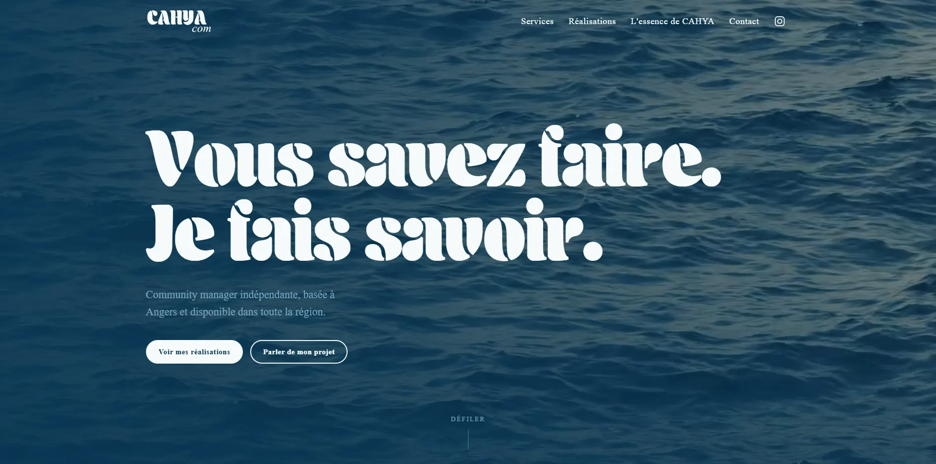 Page d'accueil du site Cahya, community manager indépendante à Angers : « Vous savez faire. Je fais savoir. » sur un fond d'océan, avec les boutons « Voir mes réalisations » et « Parler de mon projet »
