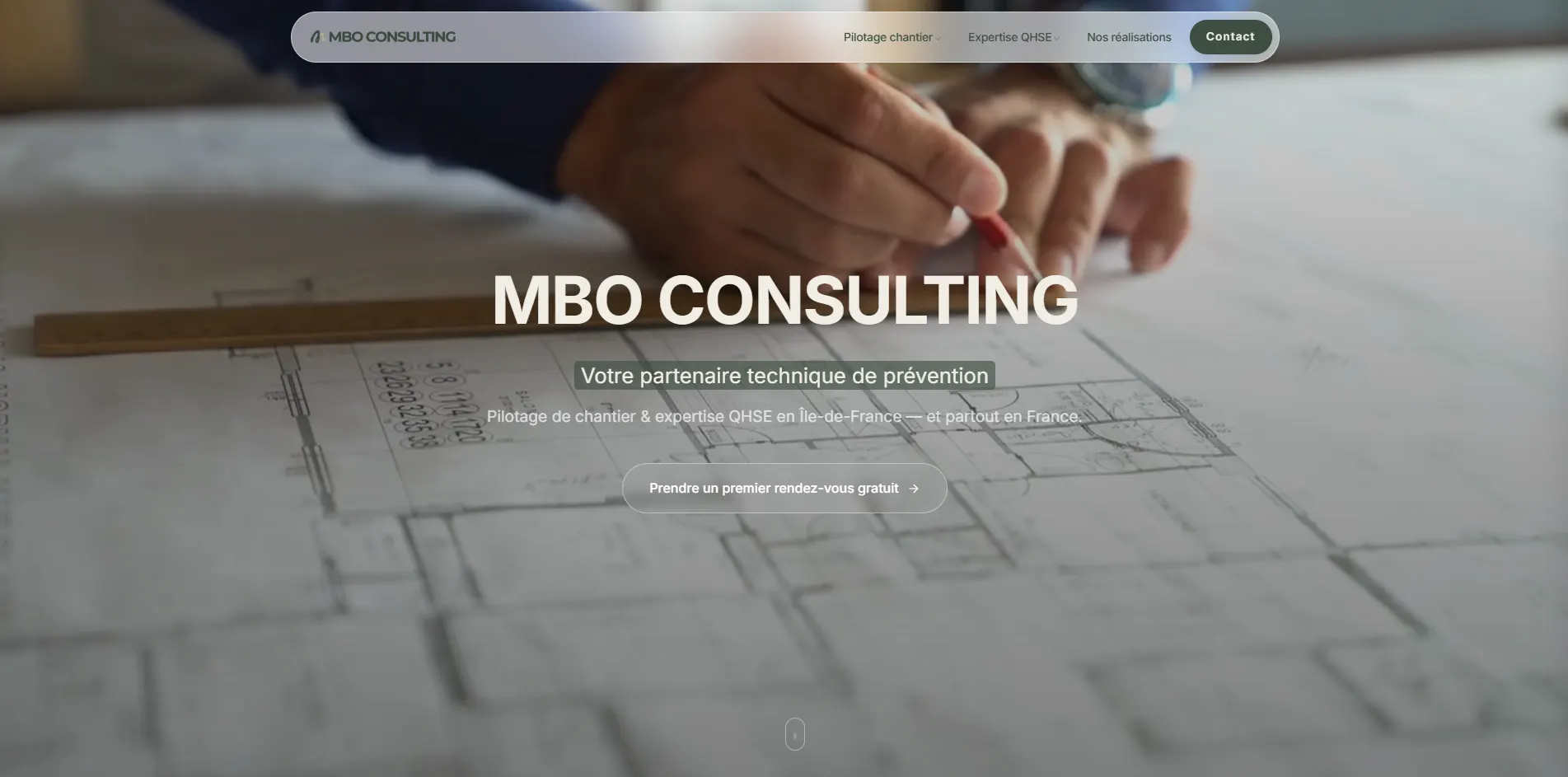 Page d'accueil du site MBO Consulting : « Votre partenaire technique de prévention » sur une photo de plans de chantier, avec le bouton « Prendre un premier rendez-vous gratuit »
